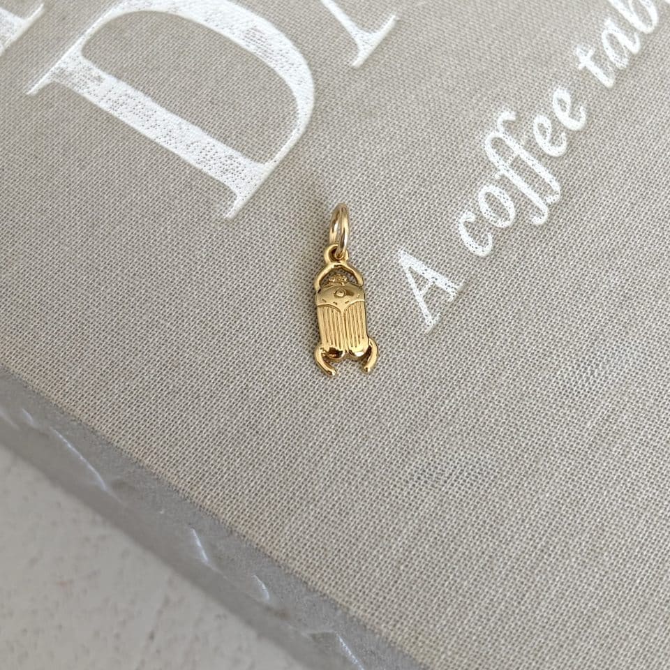 Pendentif mini scarabée