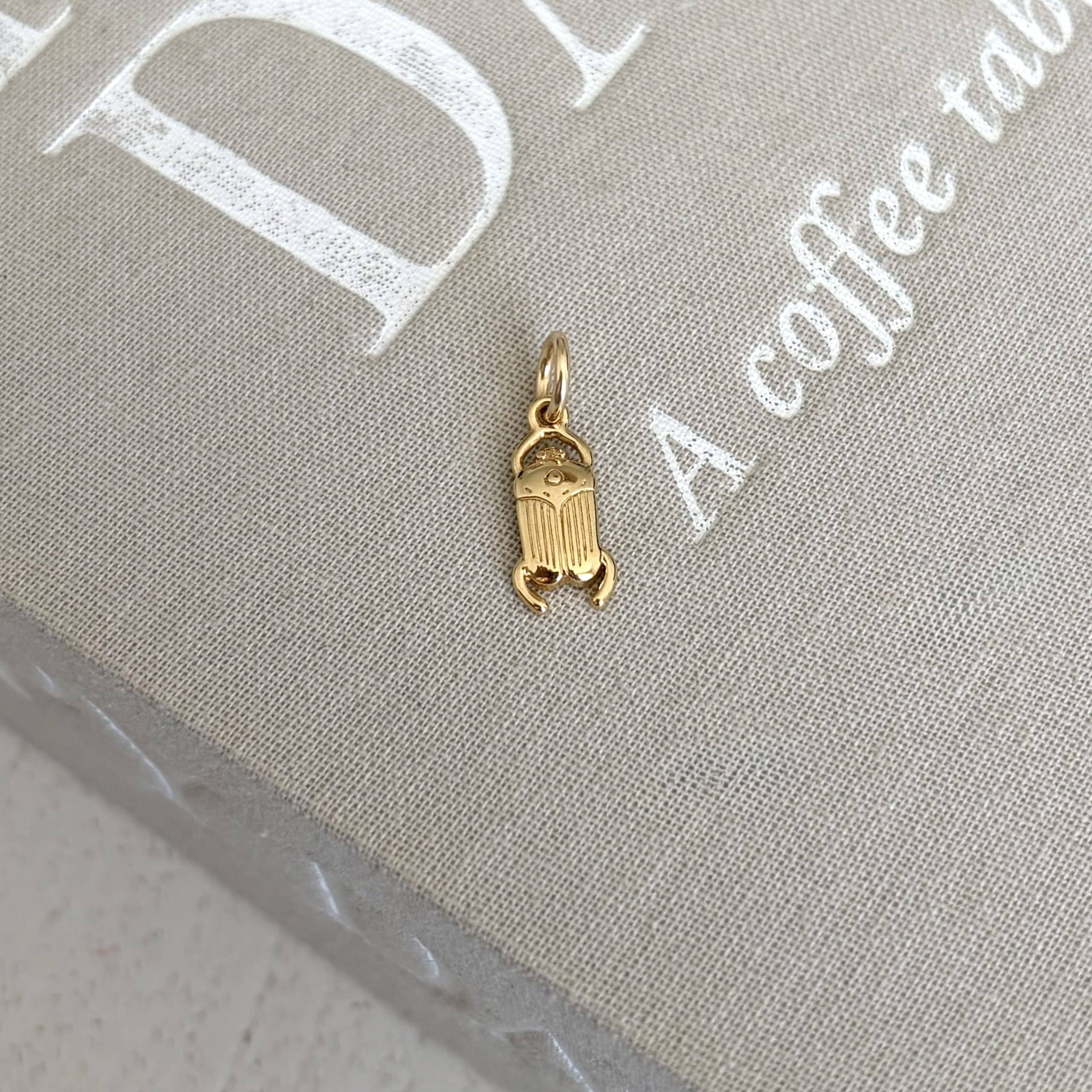 Pendentif mini scarabée